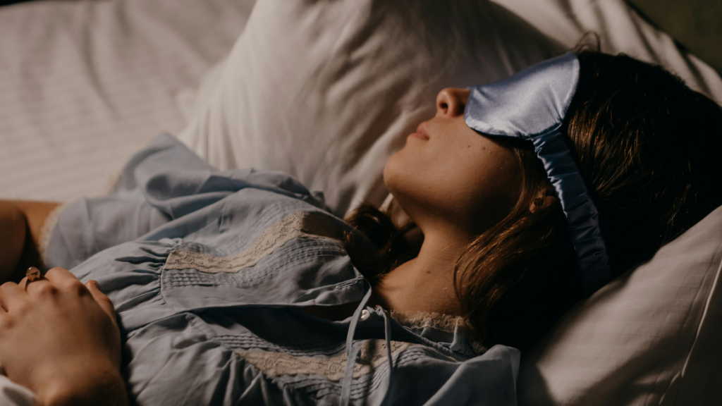 夜の寝室で、静かに眠っている人の画像