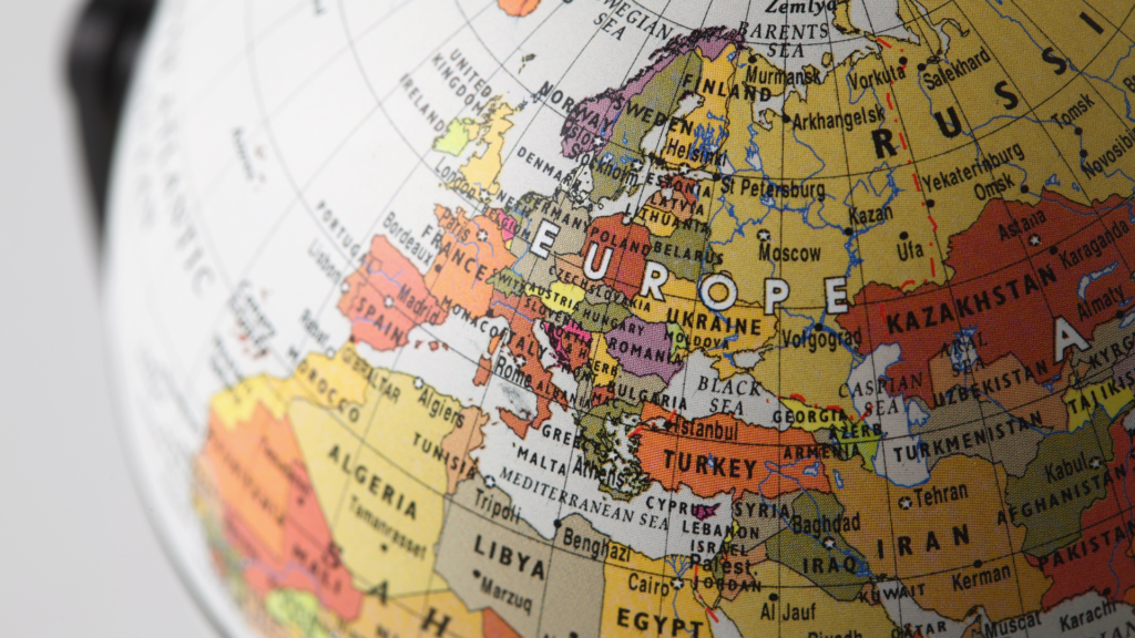 ヨーロッパ周辺をアップにした地球儀の画像