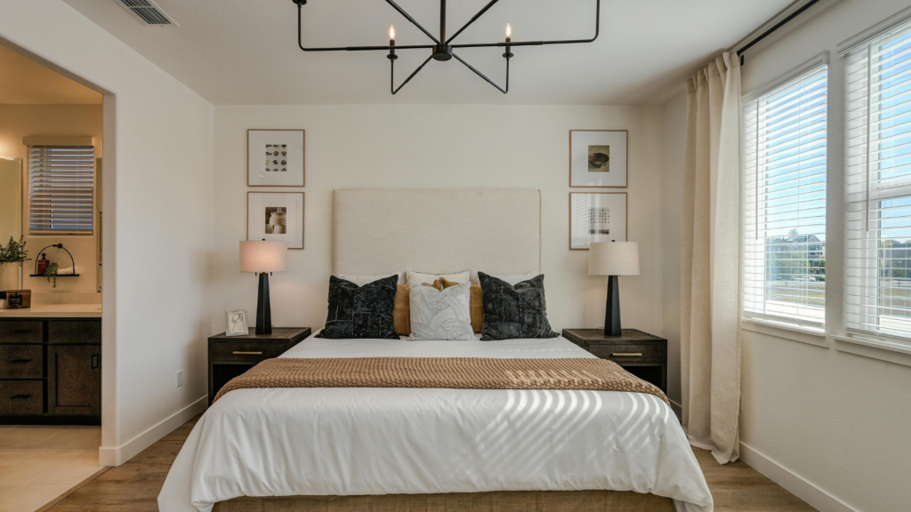 光が差し込んだ、中央にベッドがあるヨーロッパの寝室の画像