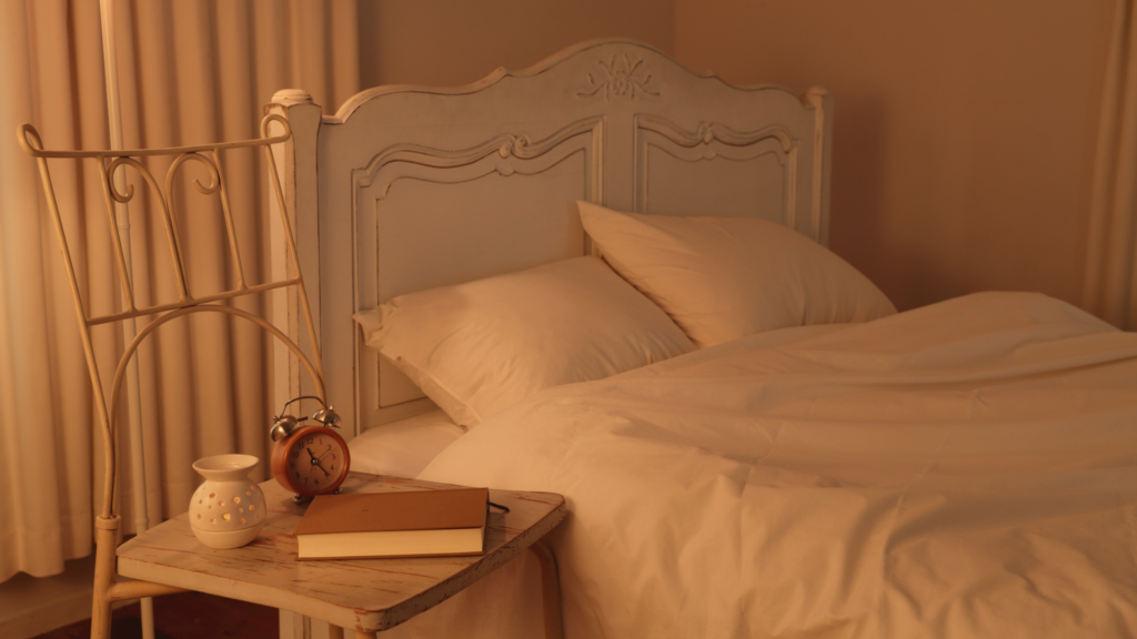 柔らかい雰囲気で、安心感のある夜の寝室の画像